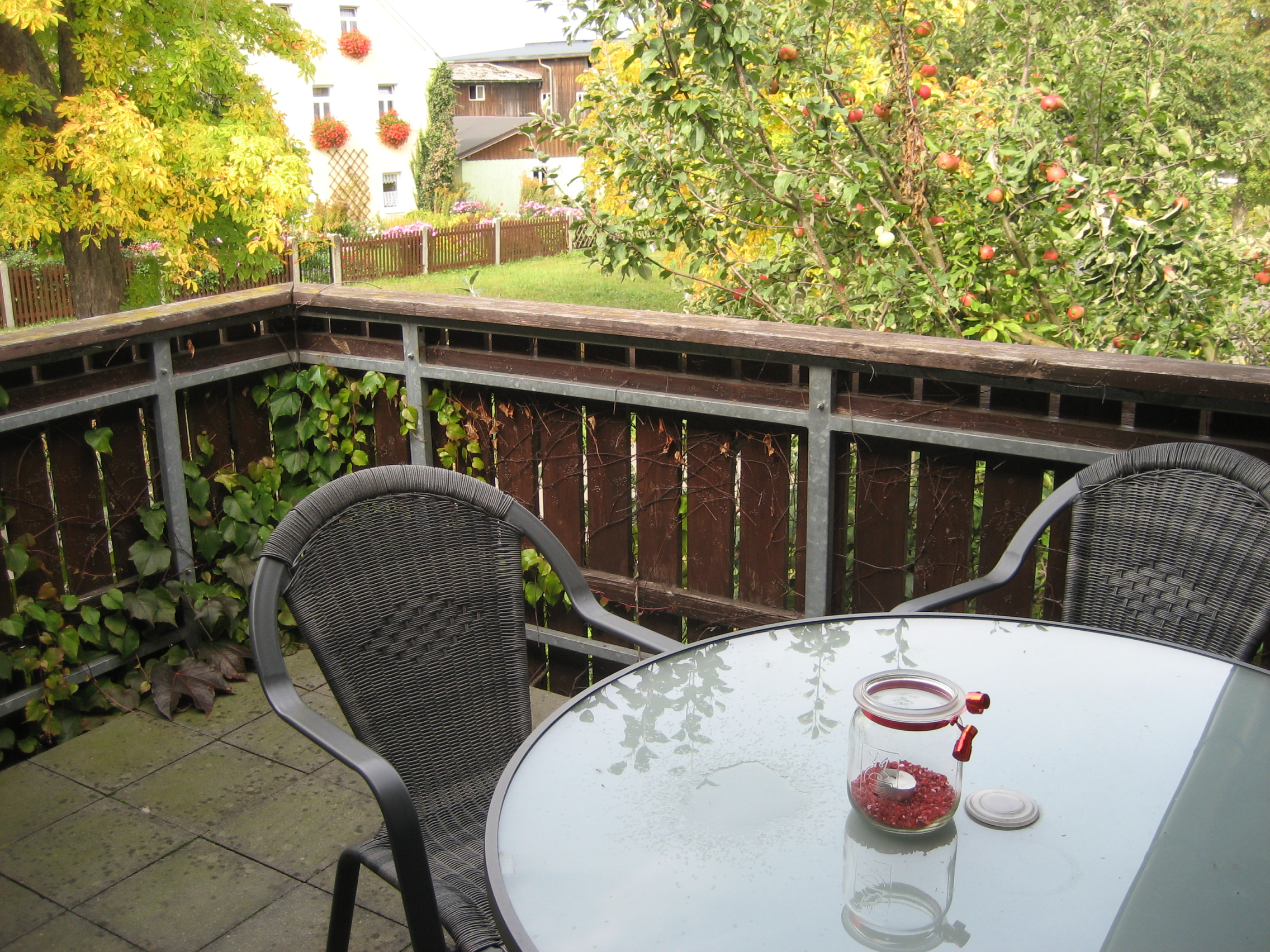 Balkon mit Tisch und Stühlen