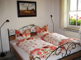 gemütliches Bett in der Ferienwohnung mit 45 m²