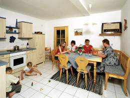 Küche mit Esszimmer und Eckbank in der Ferienwohnung
